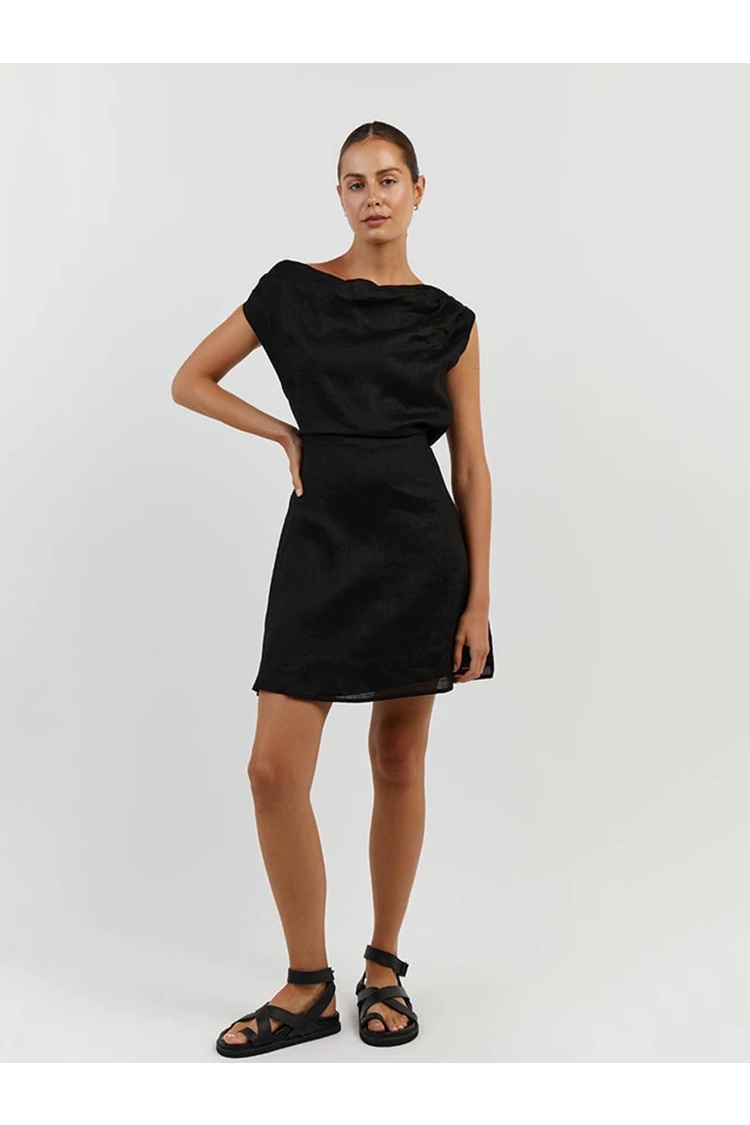 Pourquoi une robe courte en lin à épaules dénudées pour femme devient-elle un choix incontournable pour la mode estivale moderne